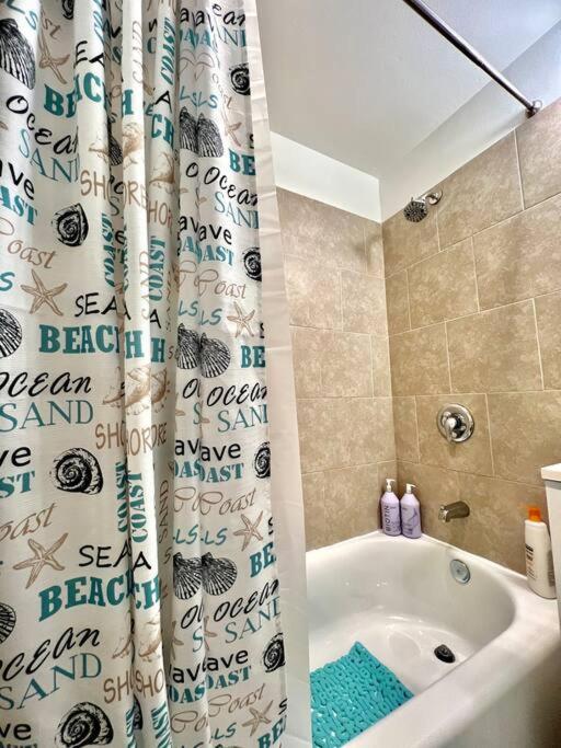 Private Room With Shared Bathroom On The 1St Floor 10 Minutes Walk To University Of Washington سياتل المظهر الخارجي الصورة