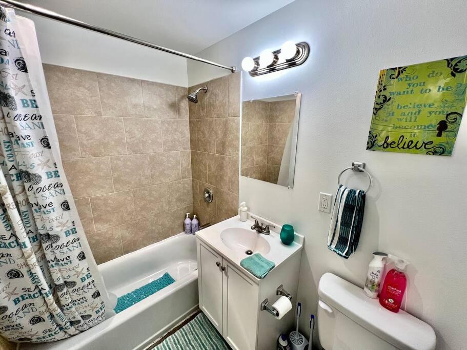 Private Room With Shared Bathroom On The 1St Floor 10 Minutes Walk To University Of Washington سياتل المظهر الخارجي الصورة